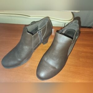 Croft & Barrow Brown ankle boots women's size 7 1/2 M OrthoLite Comfort